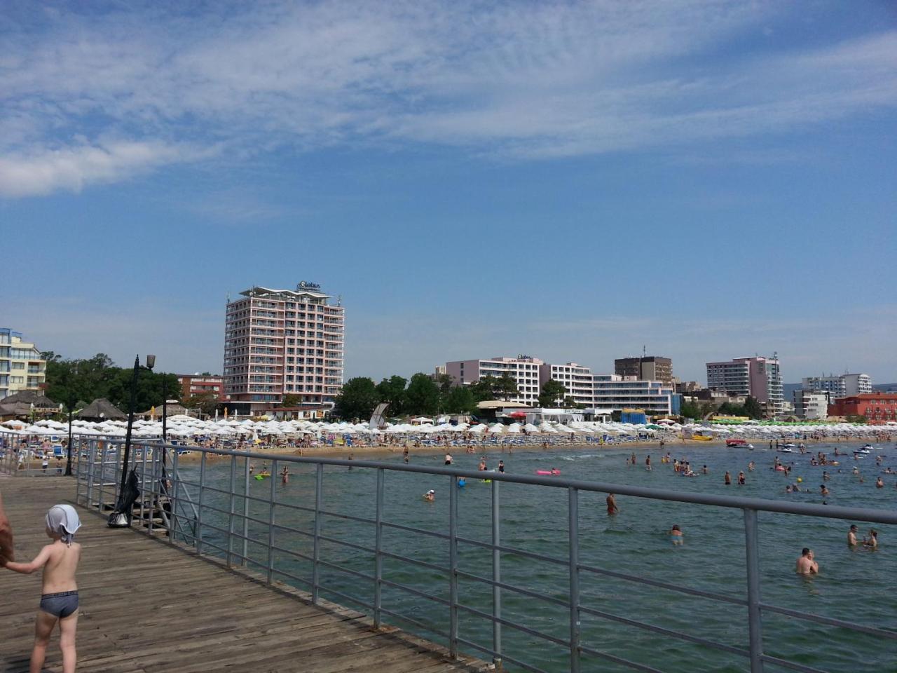Menada Diamond Bay Apartments Pantai Sunny Luaran gambar